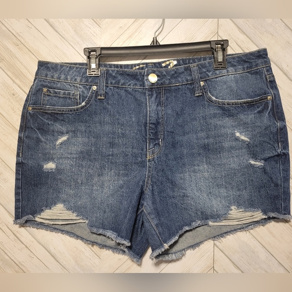 Women's shorts - Picture 1 of 4